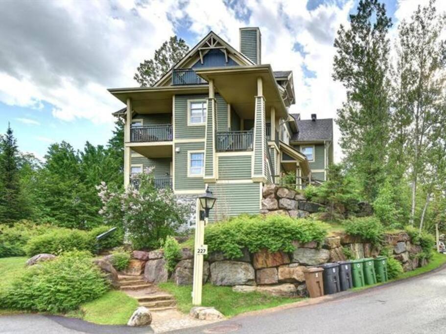 شقة Tremblant Les Eaux 227-1 By Escapades Tremblant مونت تريمبلانت المظهر الخارجي الصورة